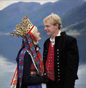 <br><i>Dette staselege brudeparet er Agnes Ingeborg Brudvik og Alf Tore Engeset. Bileta av dei er tatt på Ulvestad i Vetlefjorden, då dei gifta seg i 2003</i>
